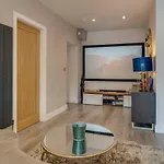 Jester Court - 1 Bed - Town Centre Dog Friendly *