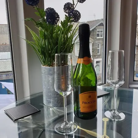 Number 2 Centre Shops Pubs Restaurants Dog Friendly * Windermere